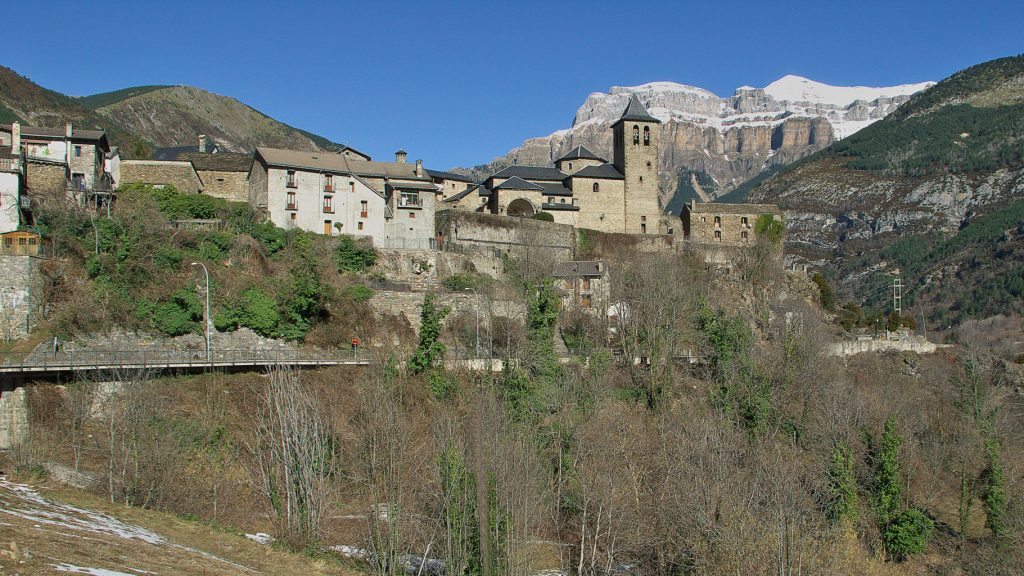 Vistas del bellos pueblo de Torla en Huesca